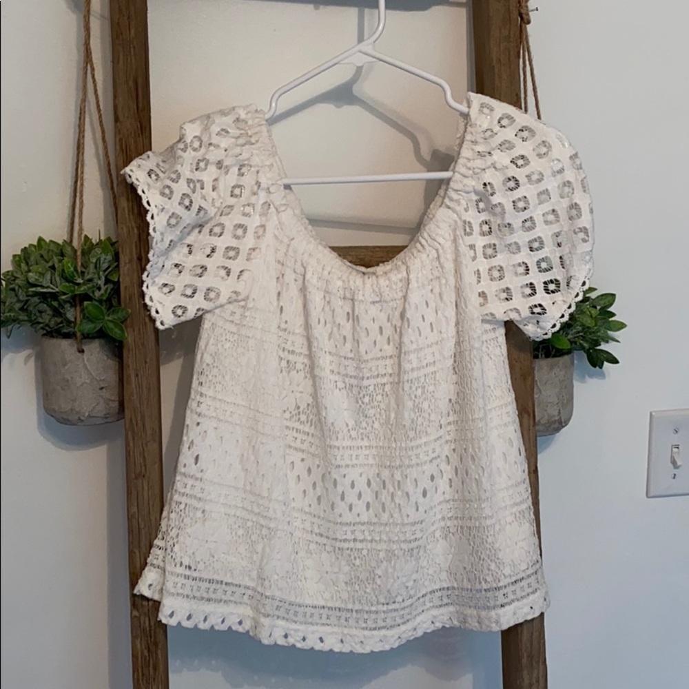 🌺2/$20.  Q&A off shoulder lace top